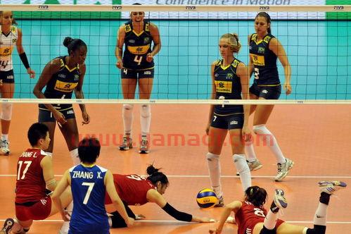 中国对巴西女排躺地上救球（中国女排对站巴西）