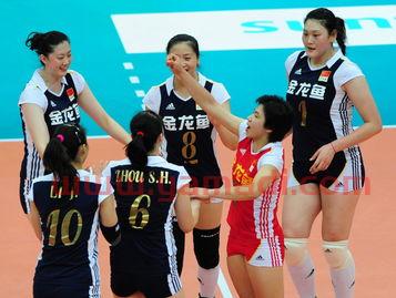 中国女排胜美国队后的合影（中国女排大胜美国）